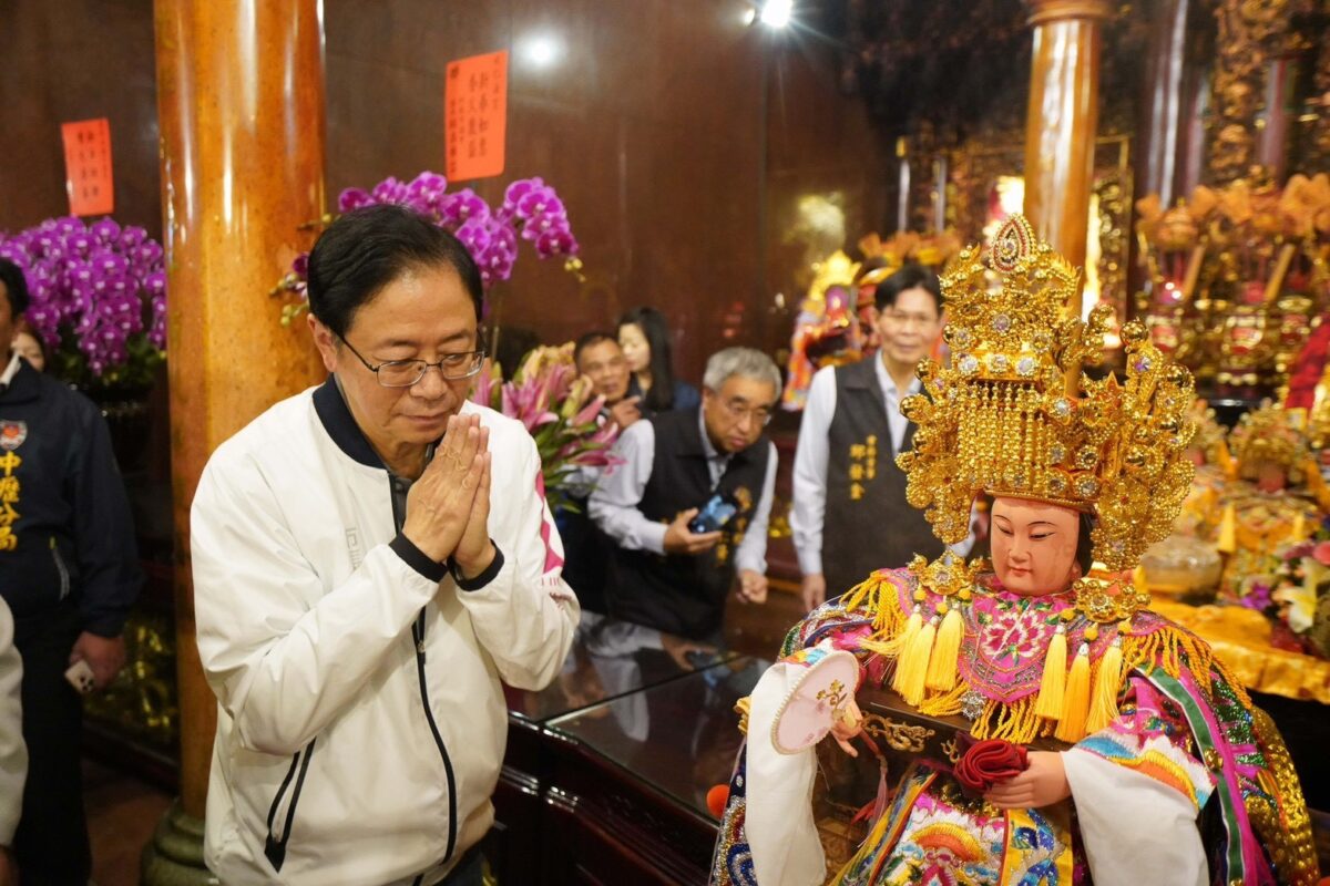 張善政除夕夜赴三宮廟參拜 發福袋傳遞年節喜氣 S 228114458