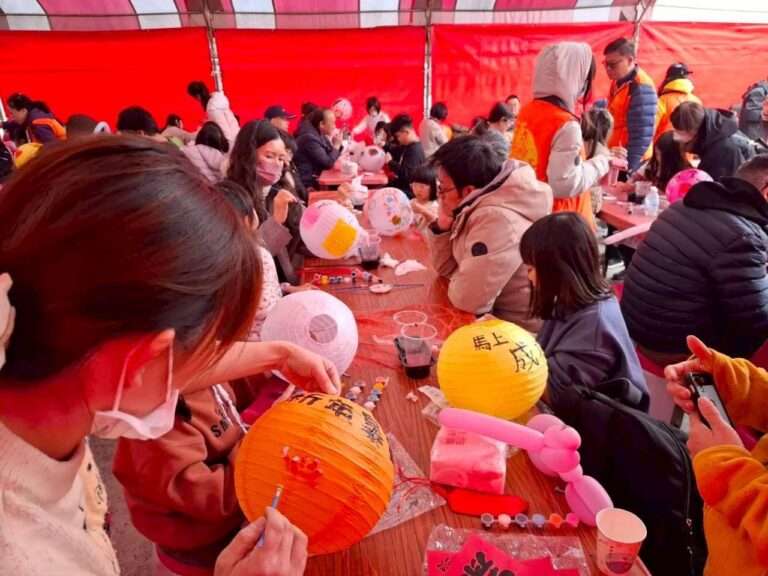 桃園大樹林福德宮新春活動凝聚社區情感 親子手繪燈籠點亮廟埕