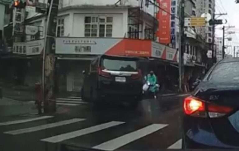 【有片】這麼趕？中壢阿法搶快闖紅燈 逆向左轉擊落騎士涉肇逃