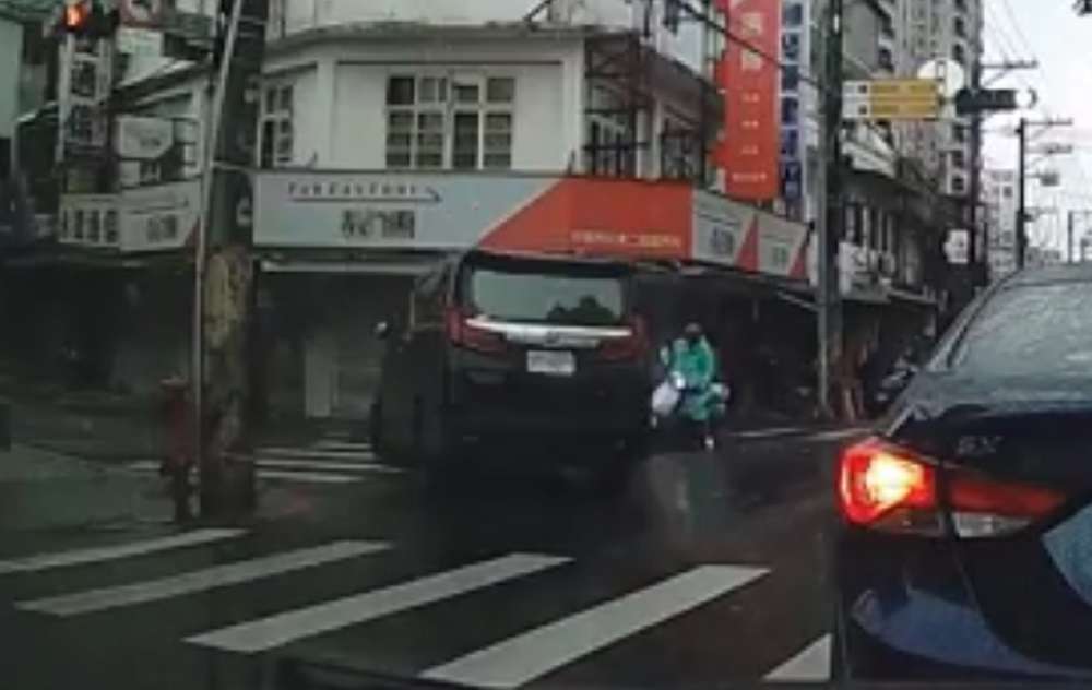 【有片】這麼趕?中壢阿法搶快闖紅燈 逆向左轉擊落騎士涉肇逃
