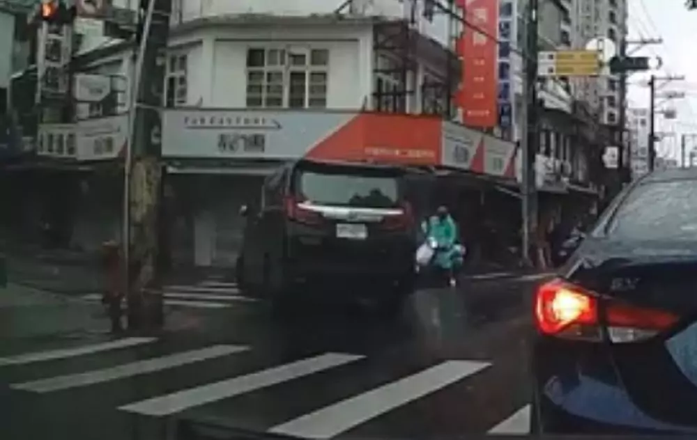 【有片】這麼趕?中壢阿法搶快闖紅燈 逆向左轉擊落騎士涉肇逃 【有片】這麼趕?中壢阿法搶快闖紅燈 逆向左轉擊落騎士涉肇逃