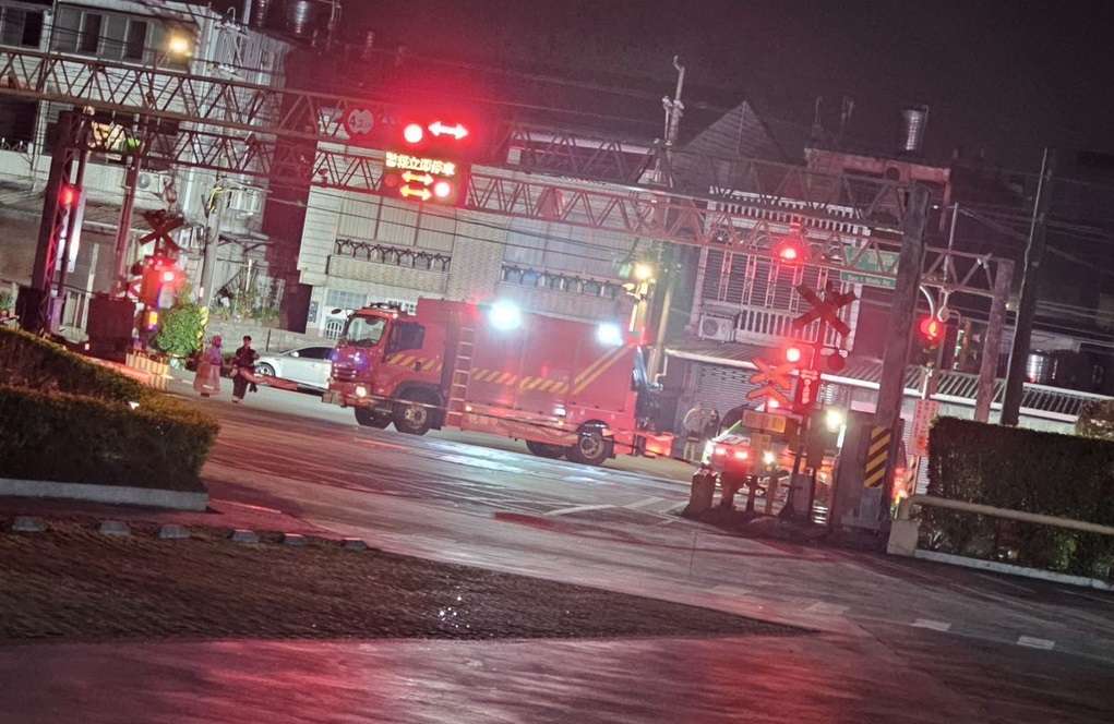 男子深夜闖楊梅統一平交道 遭自強號撞擊身亡