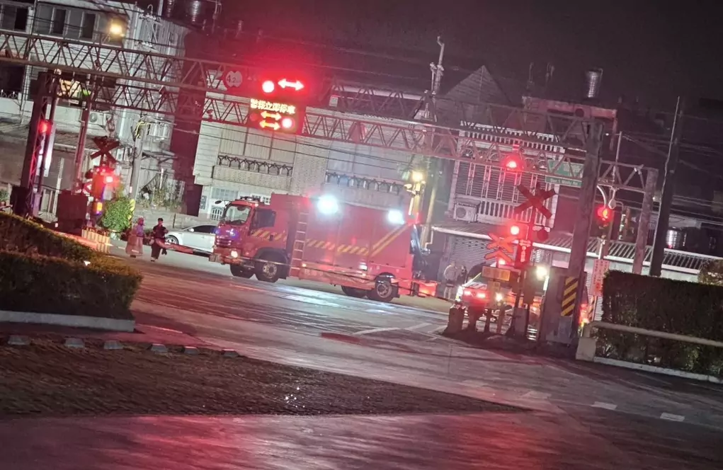 男子深夜闖楊梅統一平交道 遭自強號撞擊身亡 S 29081640
