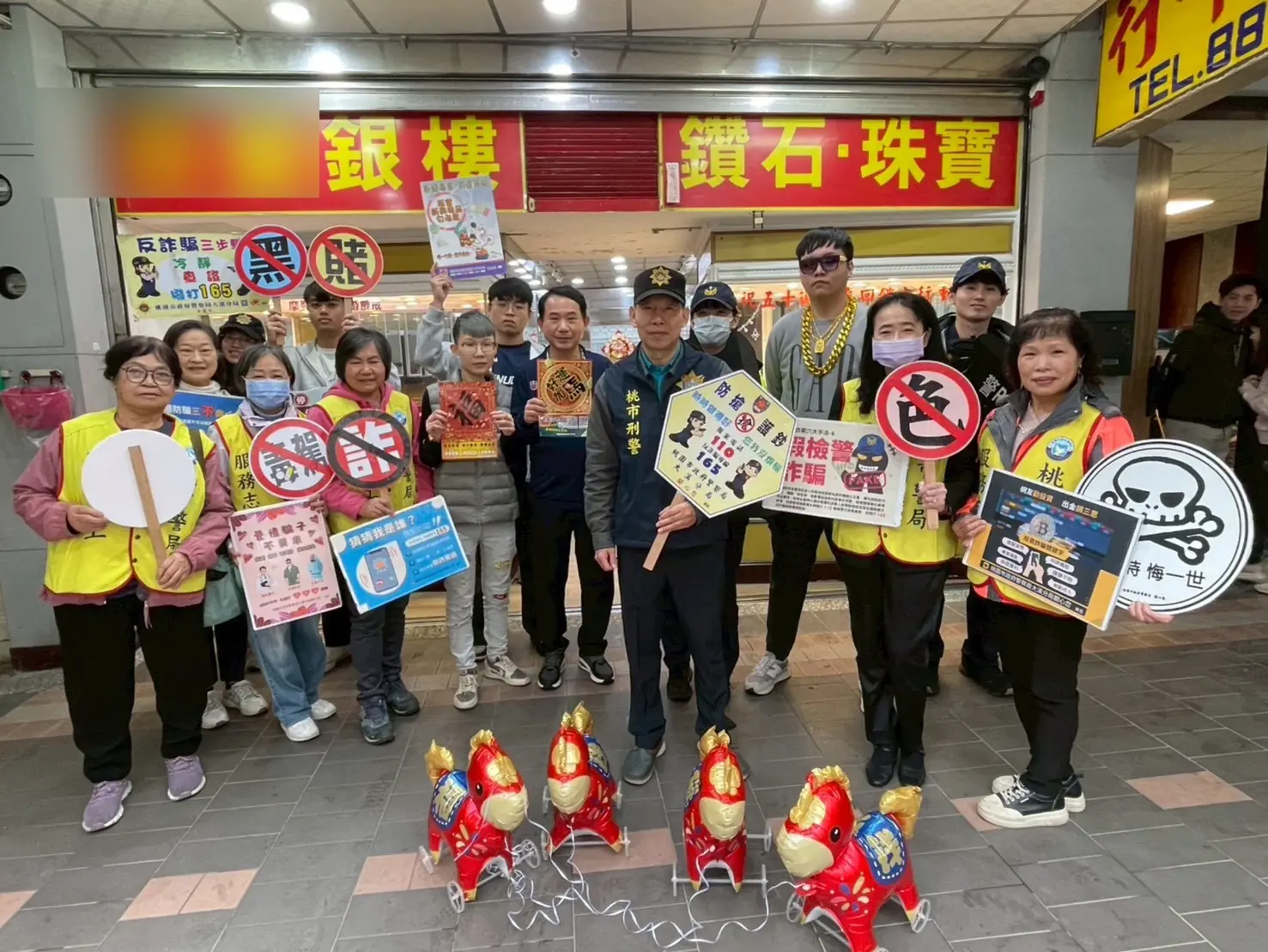 歹徒闖銀樓情境逼真 大溪警防搶演練全程實戰 歹徒闖銀樓情境逼真 大溪警防搶演練全程實戰