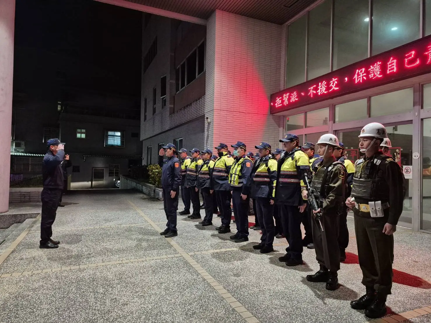 大溪警、桃園憲兵隊聯合出擊 擴大臨檢守護治安 S 306274408