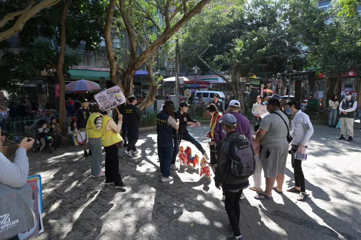 大溪警進軍市場快閃宣導 分局長徐章哲領軍送紅包、防詐騙 S 306790405 0