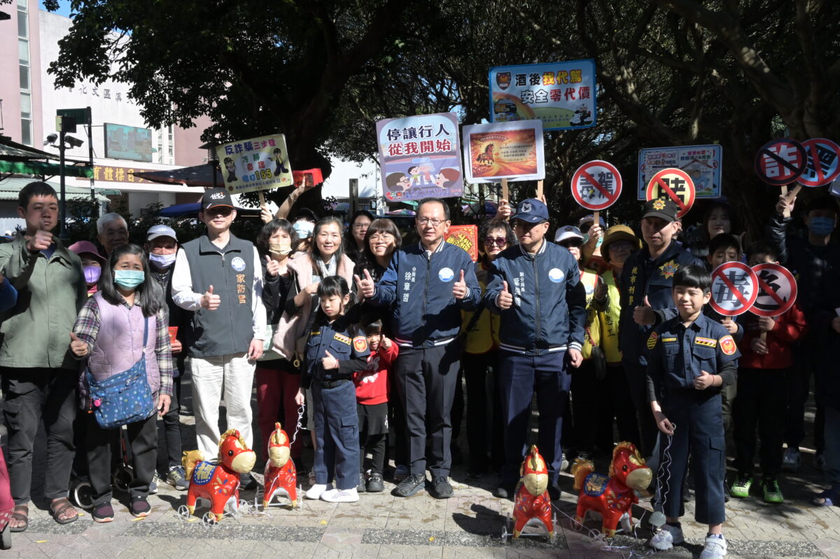 大溪警進軍市場快閃宣導 分局長徐章哲領軍送紅包、防詐騙 S 306790408 0