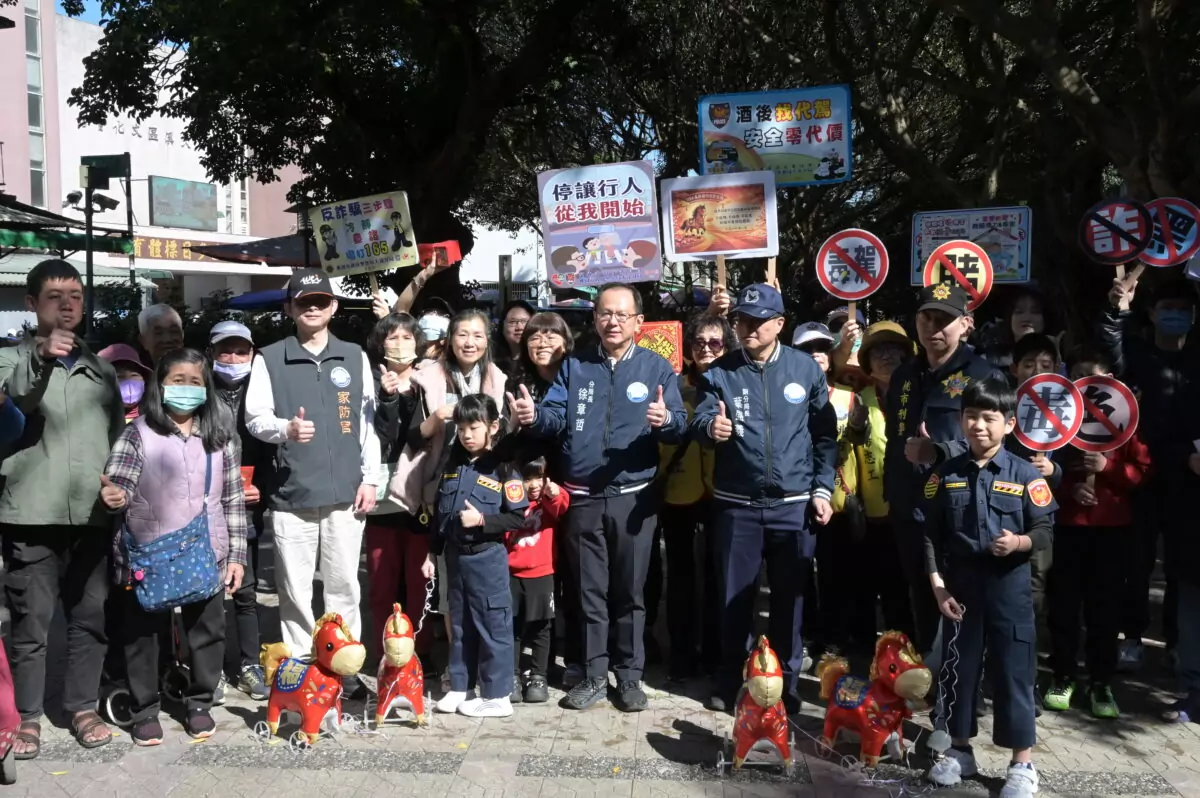 大溪警進軍市場快閃宣導 分局長徐章哲領軍送紅包、防詐騙 S 306790408 0