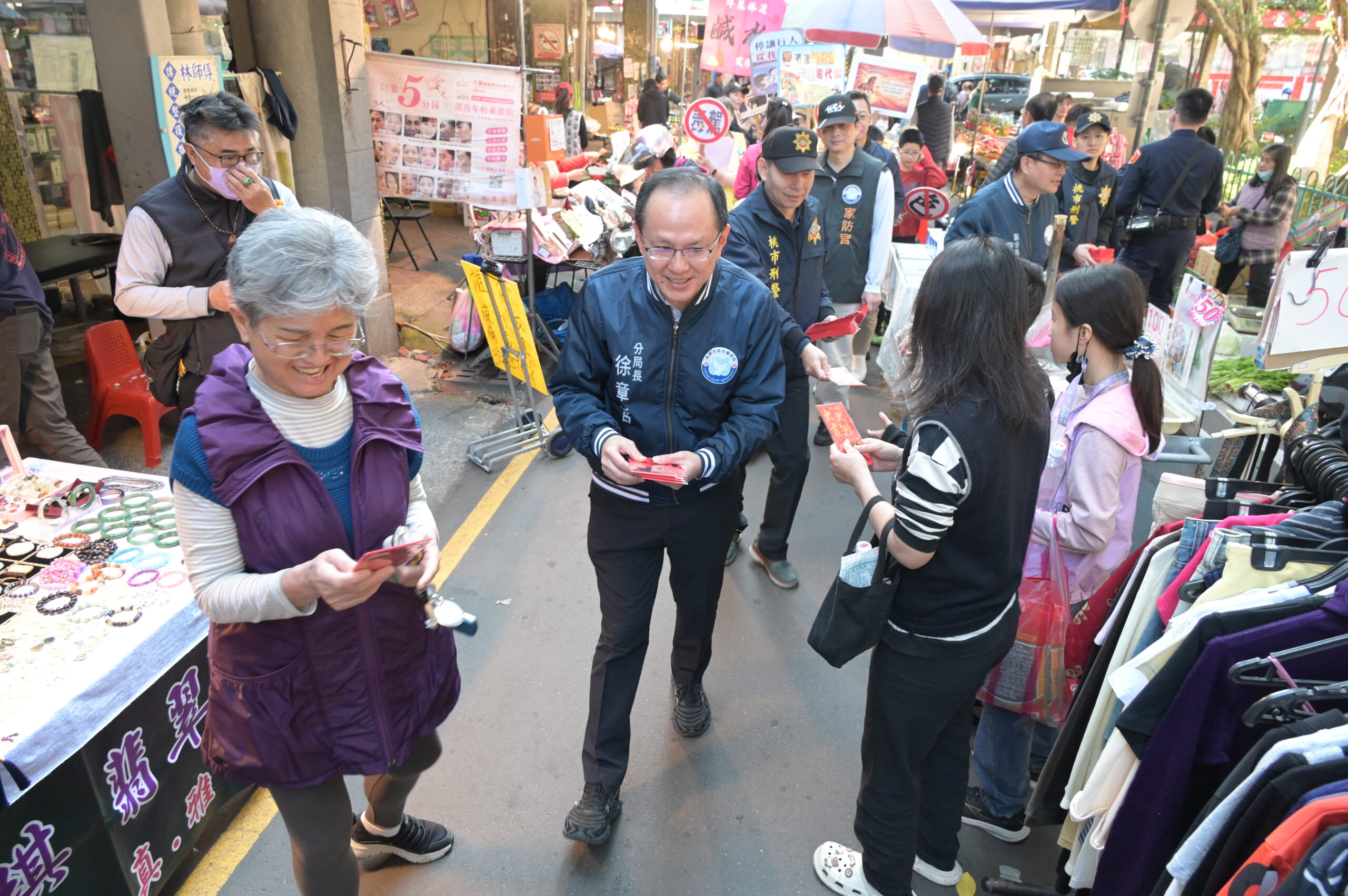 大溪警進軍市場快閃宣導 分局長徐章哲領軍送紅包、防詐騙