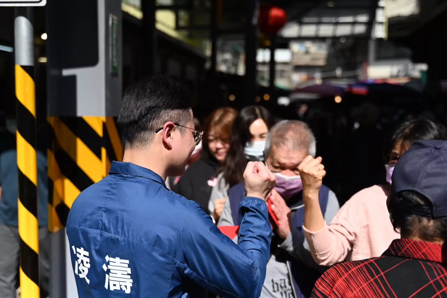凌濤三訪桃園南門市場發福袋 3千市民熱情排隊共享新年祝福 凌濤三訪桃園南門市場發福袋 3千市民熱情排隊共享新年祝福