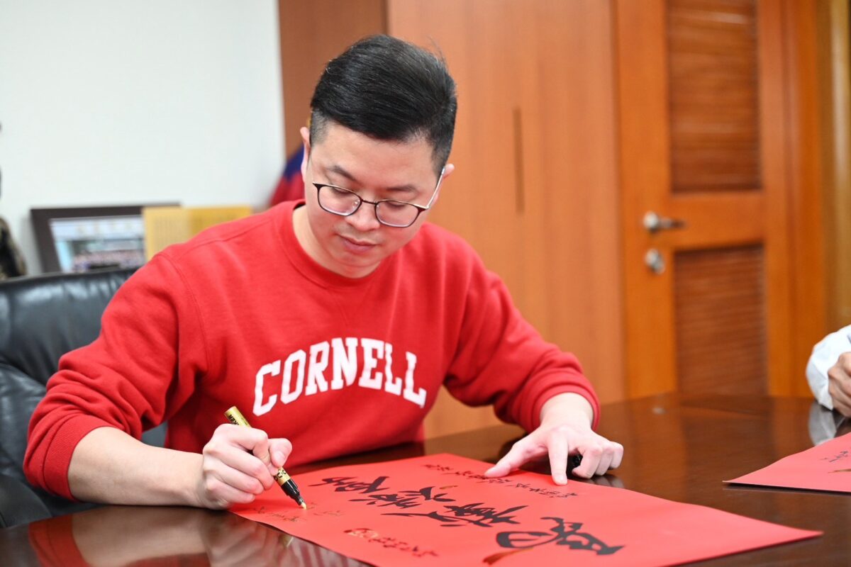 凌濤青年軍接力入陣 與張善政簽春聯展現跨學科活力 S 34177034 0