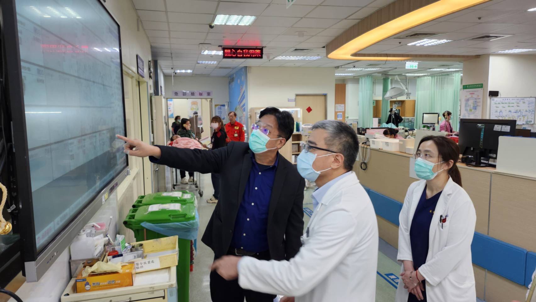 醫福會執行長林慶豐視察部桃 感謝醫護人員春節堅守崗位 S 37224482 0