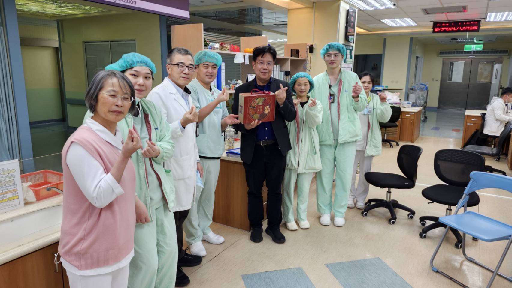 醫福會執行長林慶豐視察部桃 感謝醫護人員春節堅守崗位 S 37224483 0