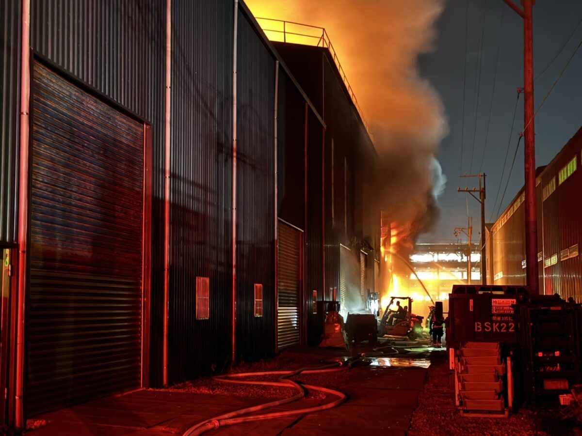 大園鐵皮屋陷火海 桃消出動近百人灌救幸無人傷亡 S 38985871 0