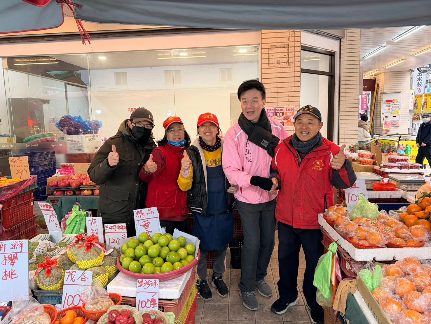 于北辰桃園南門市場拜年 祝攤商生意興隆