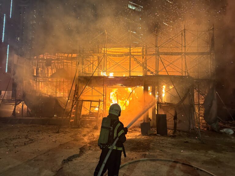 【有片】中壢深夜驚見火光！樣品屋慘遭祝融肆虐 桃消出動38人灌救