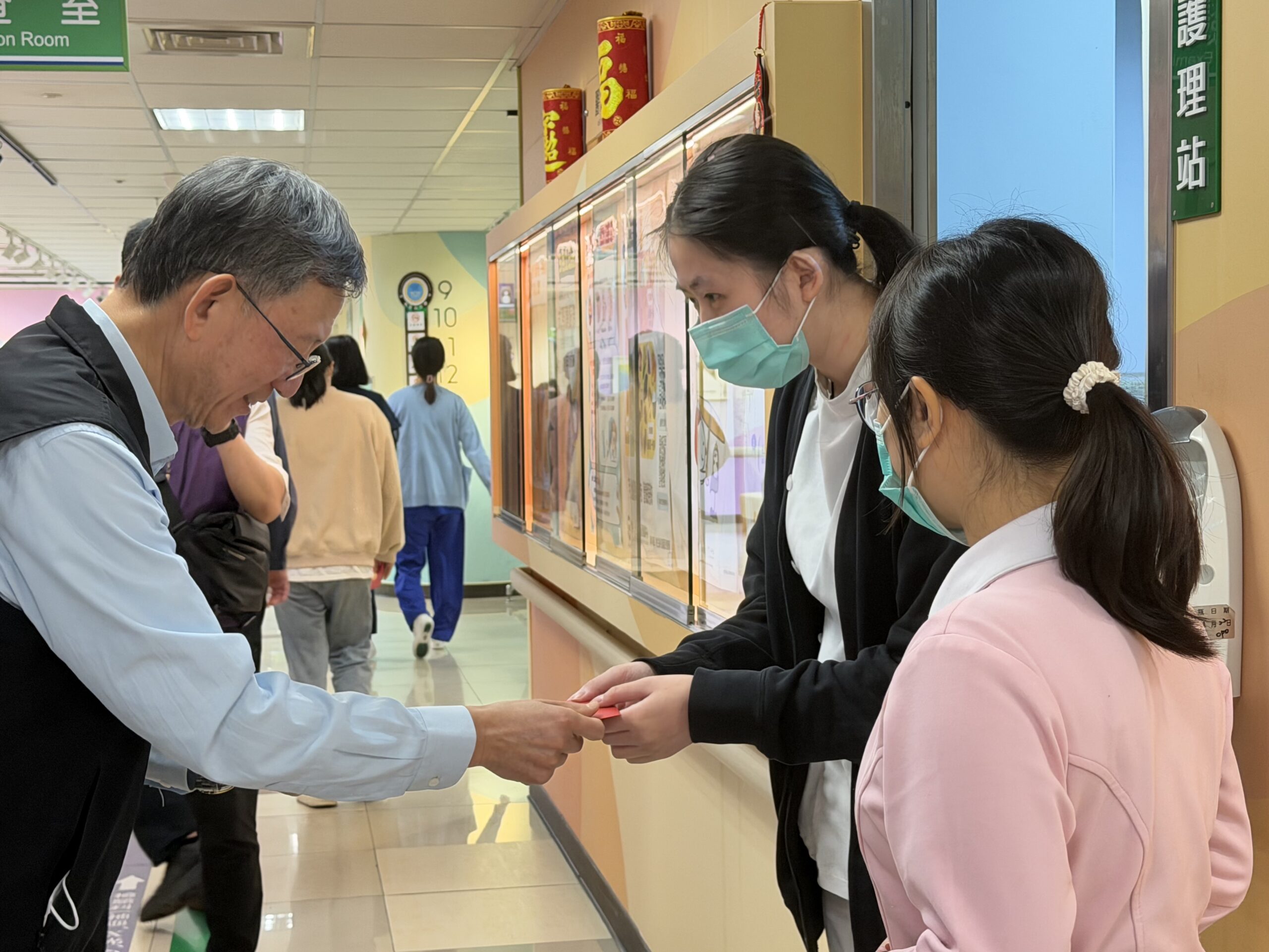 桃療春節不打烊!王明鉅致贈水果禮盒挺第一線醫護