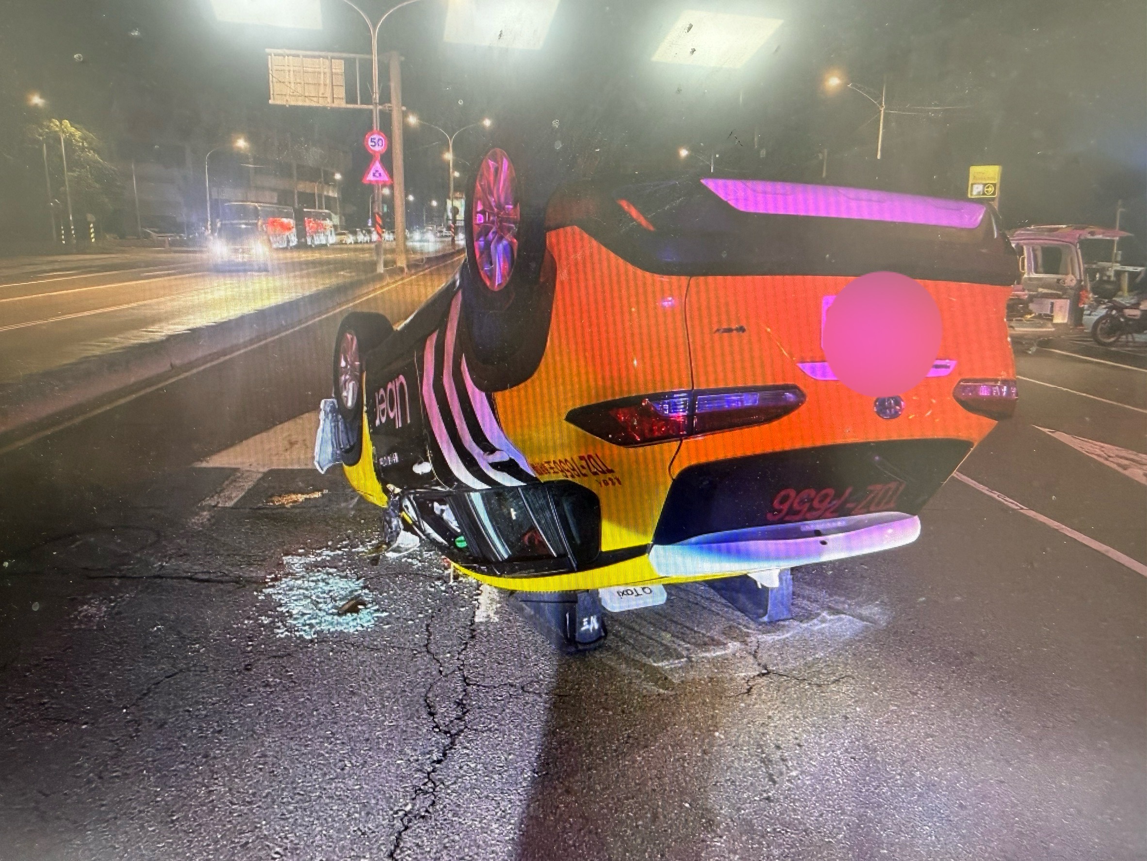 【有片】撞擊瞬間曝!龜山計程車自撞分隔島四腳朝天 疑運將精神恍惚釀禍 S 411631664