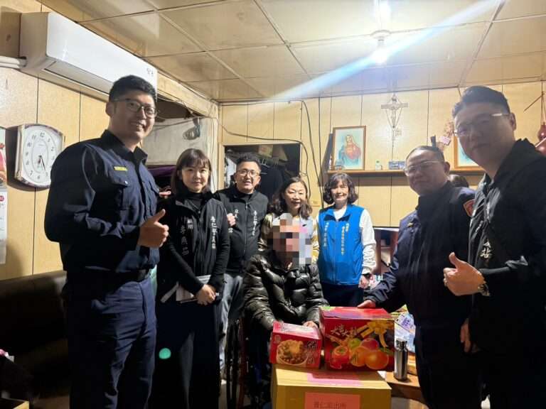 壢警攜手民間贈暖心年菜 人民保母陪弱勢家庭過好年