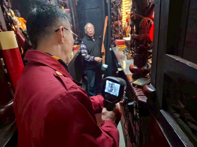 大溪消防化身送財使者 宮廟發「新年平安紅包」傳遞防火觀念