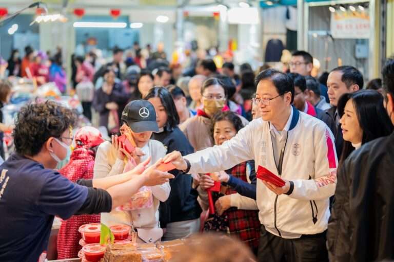 桃園南門市場重新開張湧人潮 張善政親發福袋盼帶動買氣