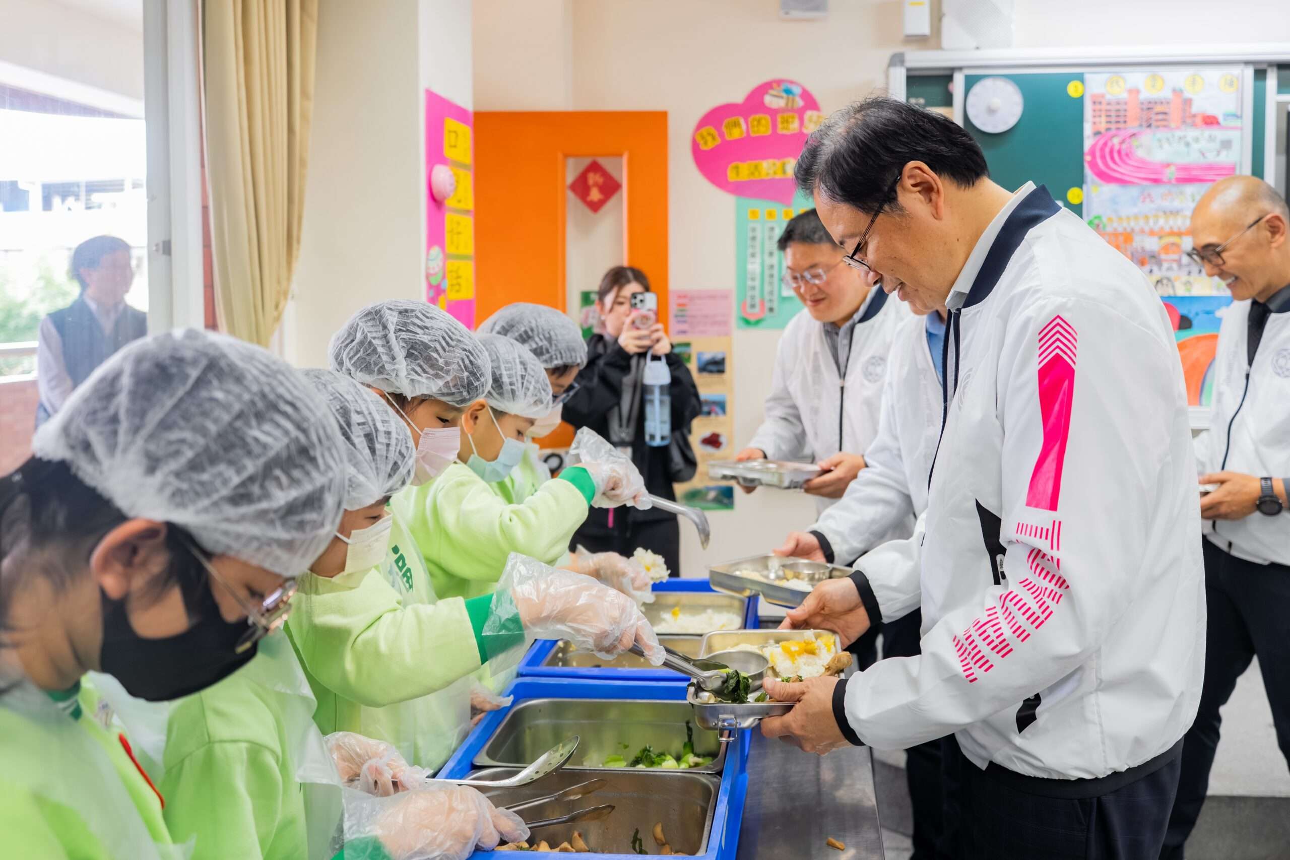 張善政陪學童享用營養午餐 承諾為食安嚴格把關 S 51273777 0 0 0 scaled