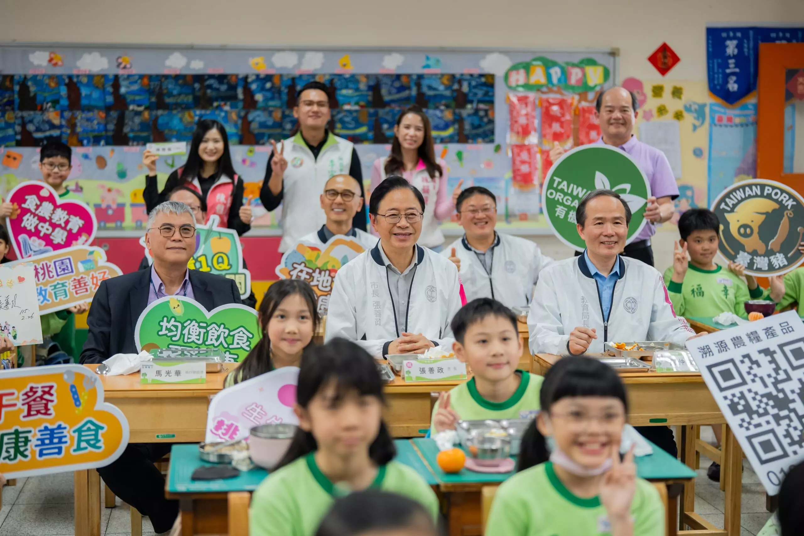 張善政陪學童享用營養午餐 承諾為食安嚴格把關 張善政陪學童享用營養午餐 承諾為食安嚴格把關