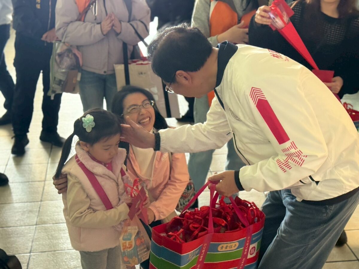 連假疏運全面啟動 張善政視察運輸場站慰勞值勤人員 S 58941447 0