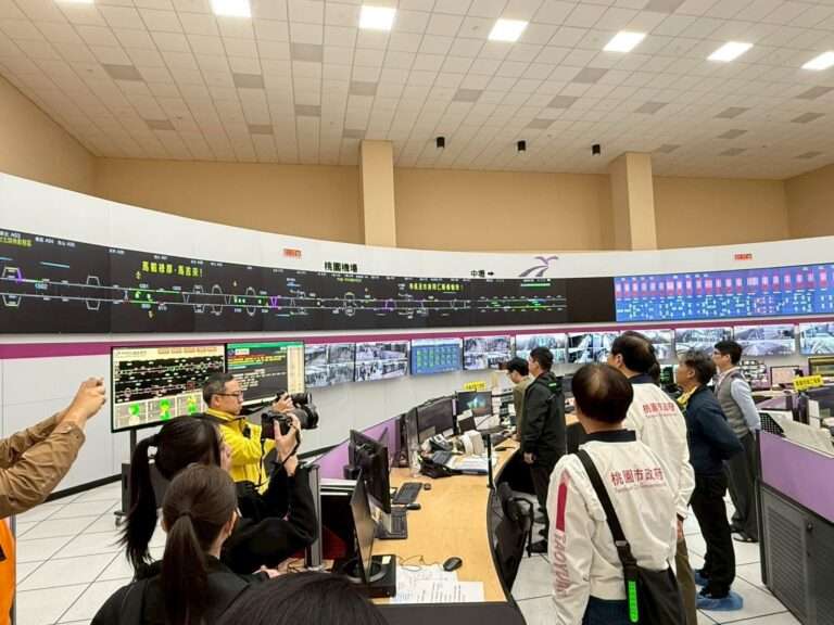 連假疏運全面啟動 張善政視察運輸場站慰勞值勤人員