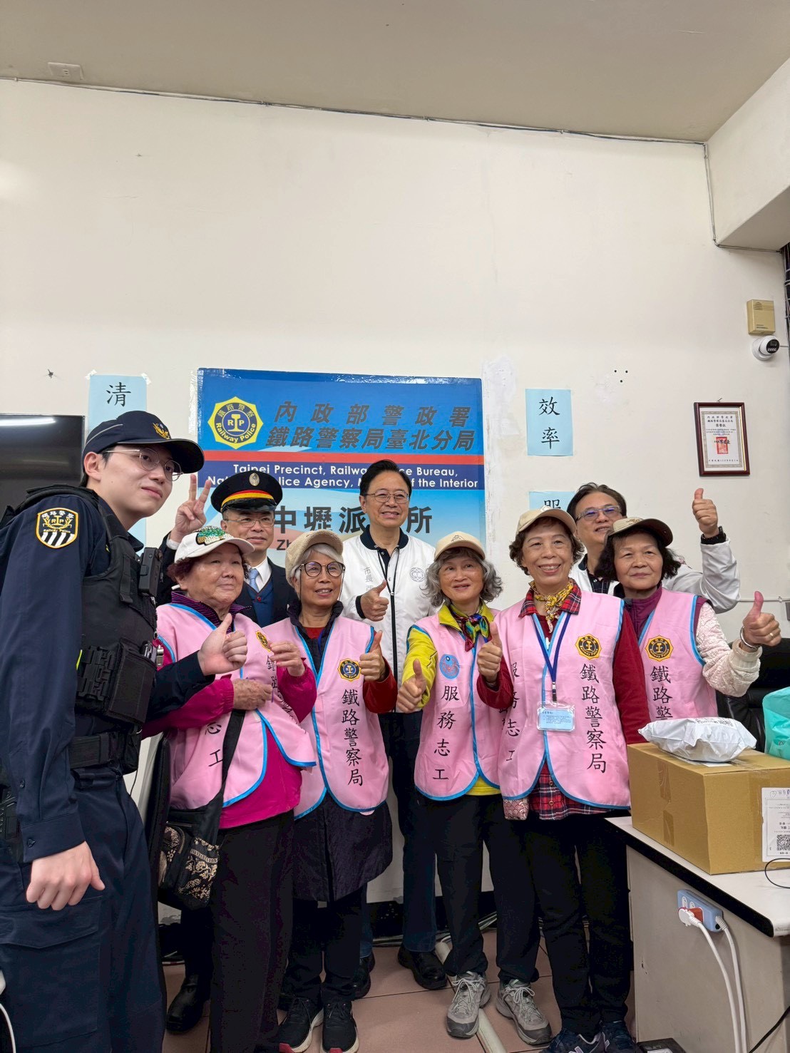 連假疏運全面啟動 張善政視察運輸場站慰勞值勤人員 S 58941454 0