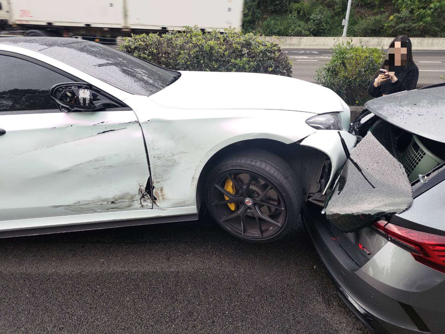 疑未保持安全距離釀禍!國3小客車猛撞「騎上」前車