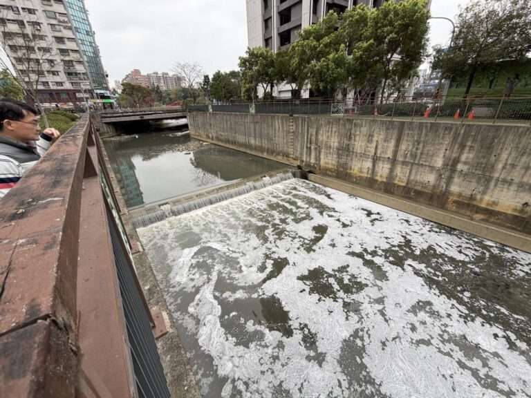 桃園東門溪變泡泡河！加油站春節偷排廢水最高可罰3百萬