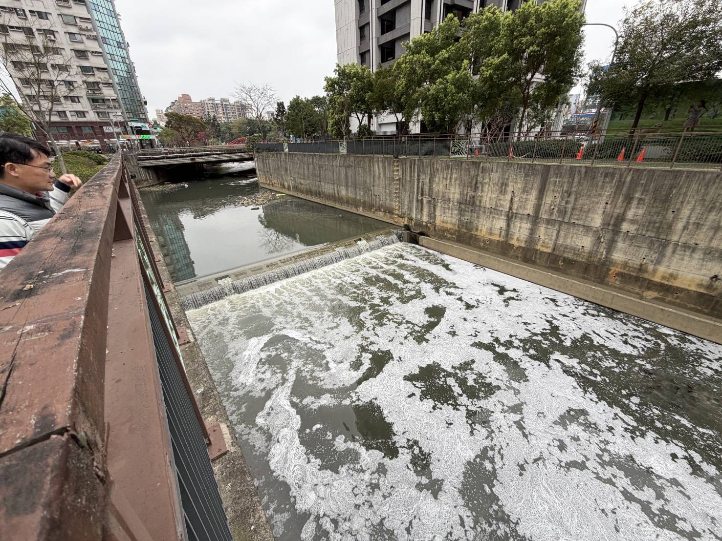 桃園東門溪變泡泡河!加油站春節偷排廢水最高可罰3百萬