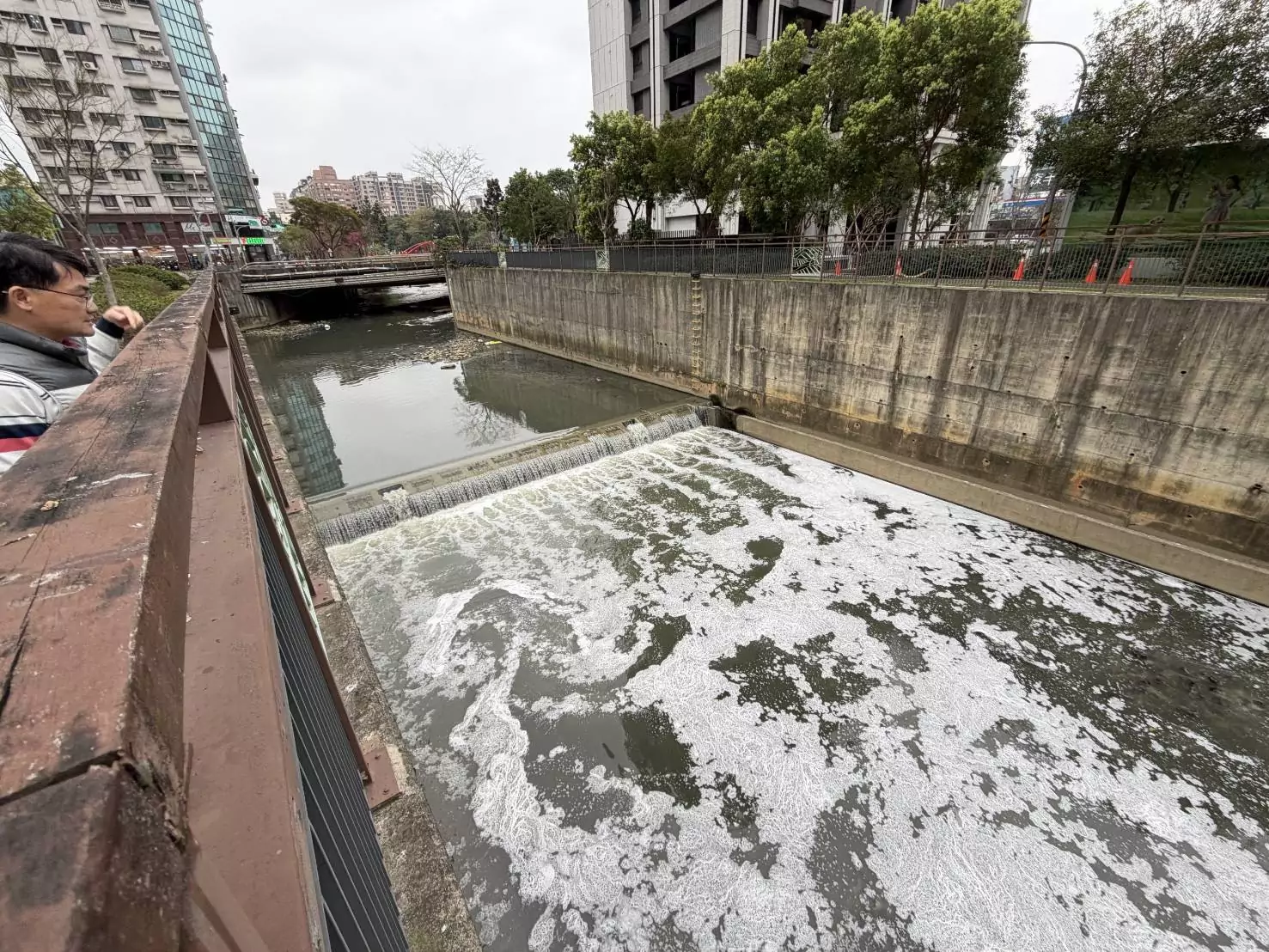 桃園東門溪變泡泡河!加油站春節偷排廢水最高可罰3百萬 桃園東門溪變泡泡河!加油站春節偷排廢水最高可罰3百萬