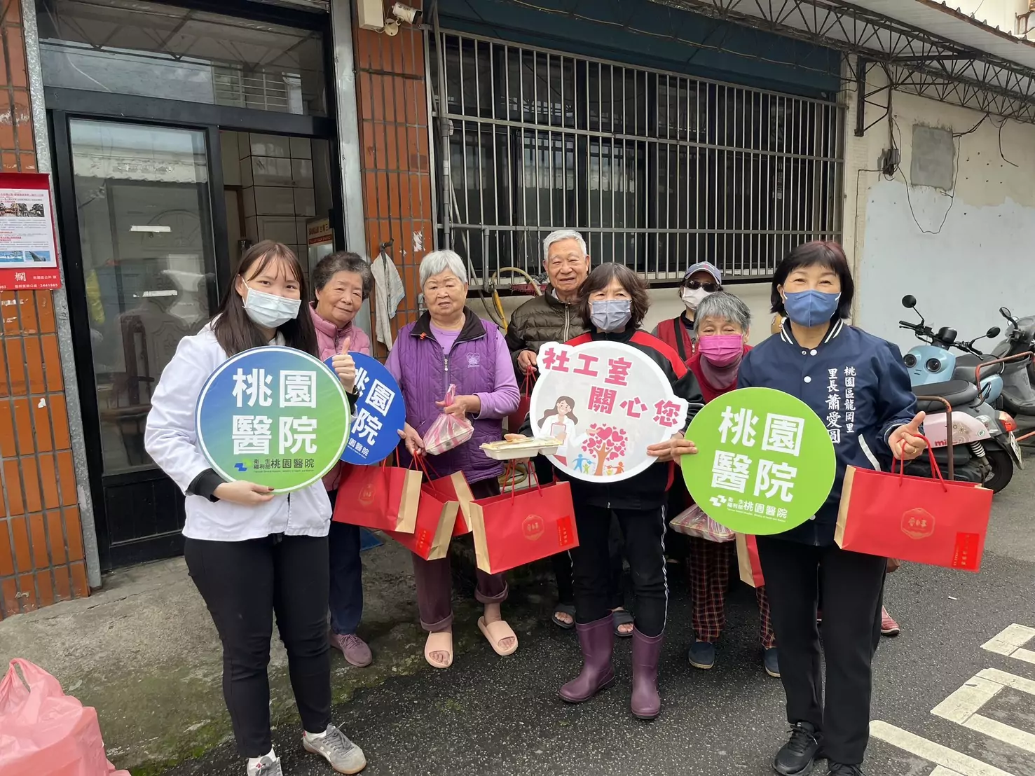 醫護走出診間傳愛!部桃社工送餐守護獨老 打造社會安全網 醫護走出診間傳愛!部桃社工送餐守護獨老 打造社會安全網