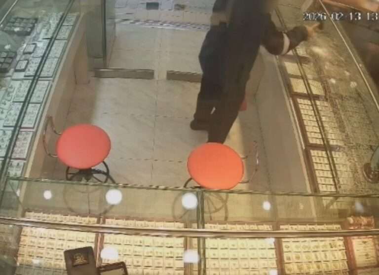 桃園男子持榔頭搶銀樓 遇店員「神反應」直接破門脫逃