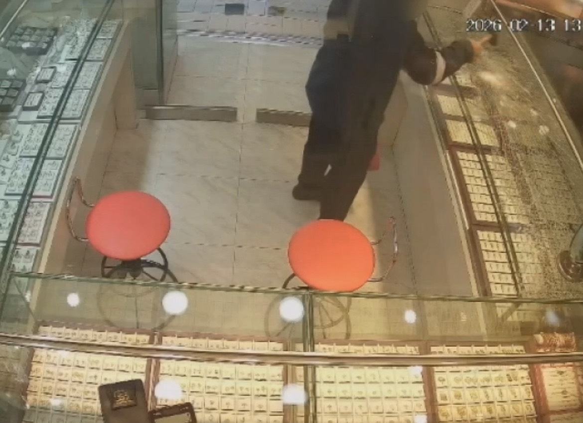 桃園男子持榔頭搶銀樓 遇店員「神反應」直接破門脫逃 S 70098947