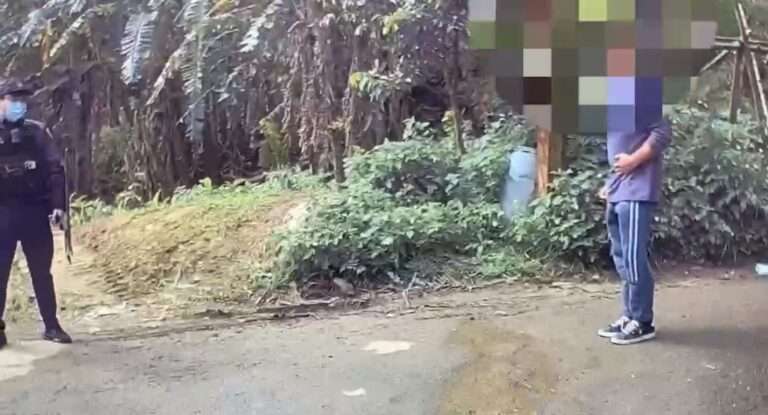 街頭驚魂!龜山男子持鐮刀當街亂舞 員警火速圍捕壓制奪刀