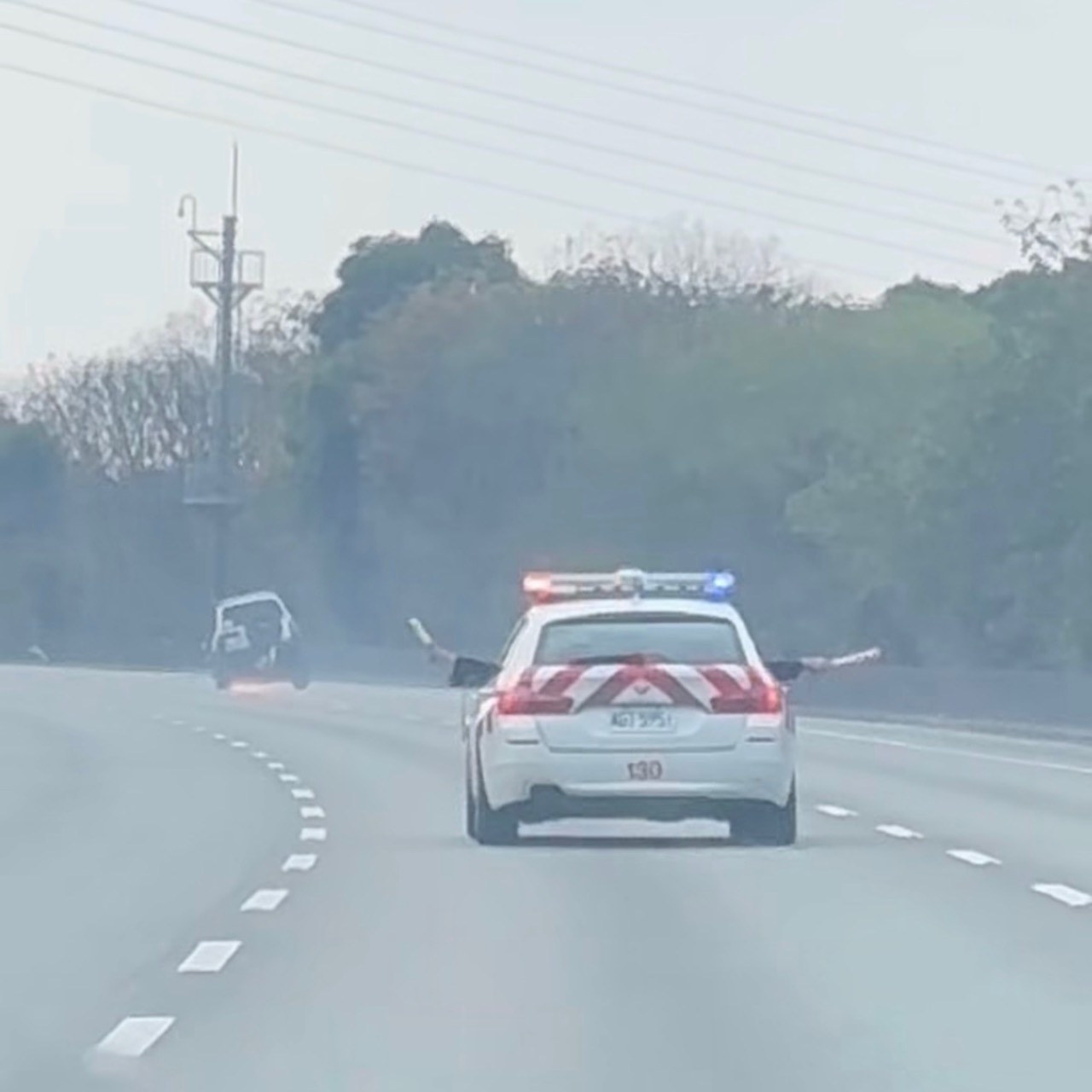 輪框磨地噴火花!失竊車國道狂飆20公里 國道警拔槍生擒醉漢