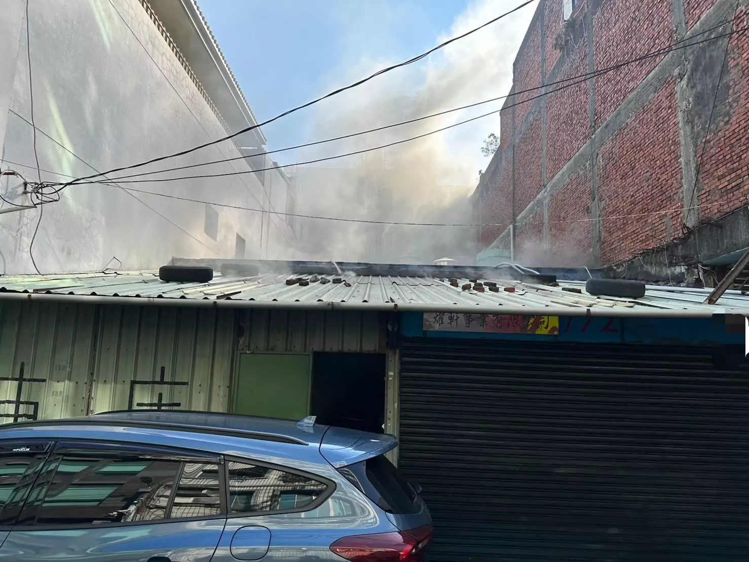 開工一早不平靜!中壢鐵皮倉庫驚傳火警 消防出動33人灌救 S 75137231