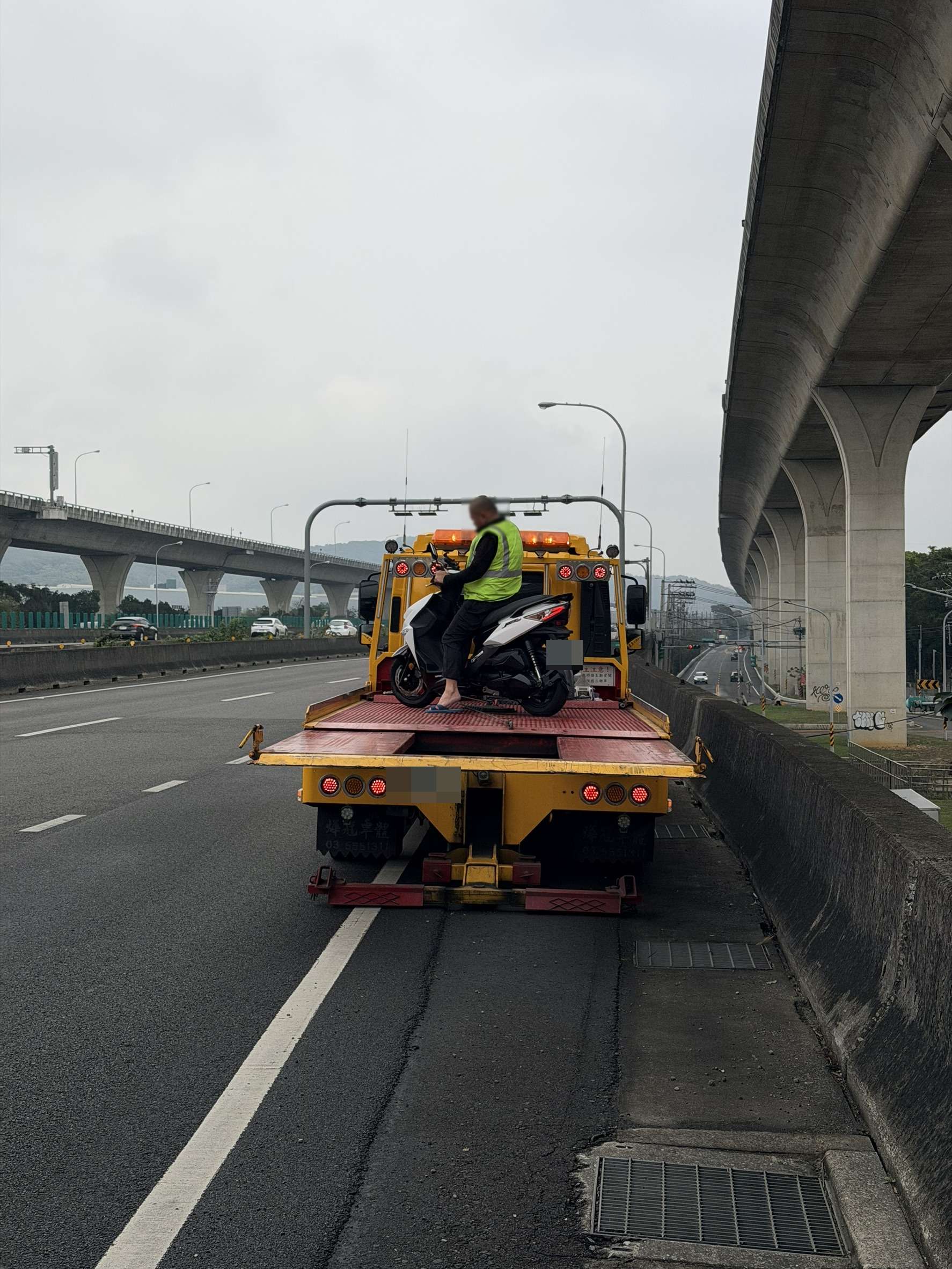 導航設定出錯害她噴6000元?國道1號南崁段驚見機車 警製單舉發移置