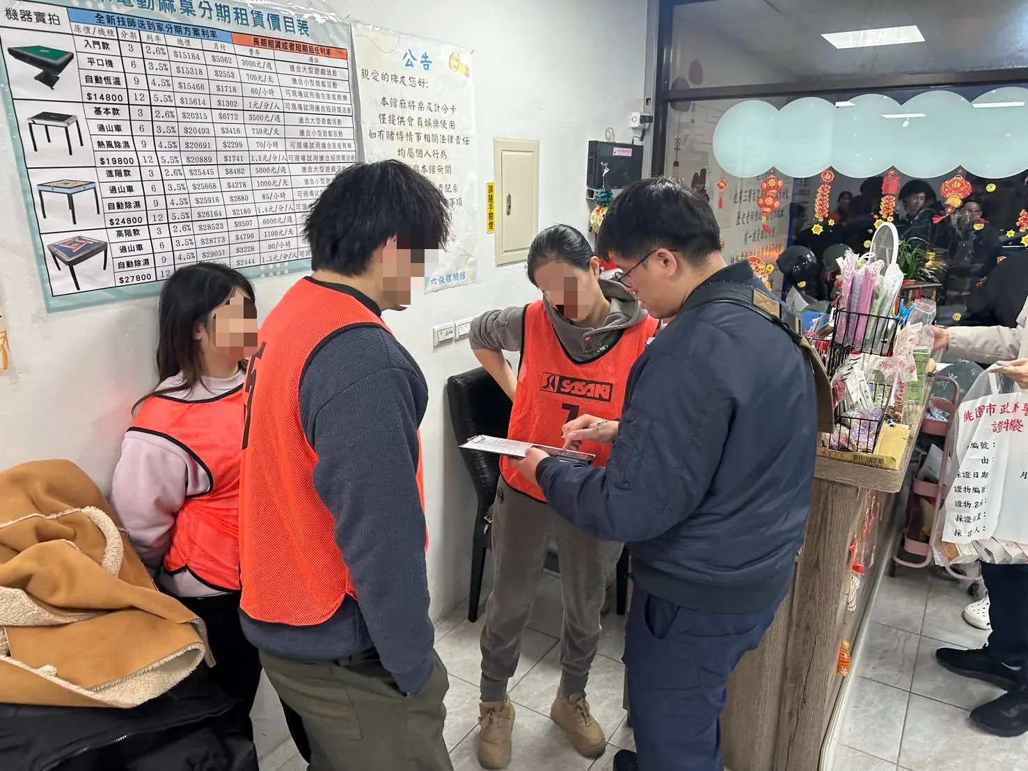 又見棋牌社藏賭!楊梅警深夜攻堅逮16人查扣12萬 又見棋牌社藏賭!楊梅警深夜攻堅逮16人查扣12萬