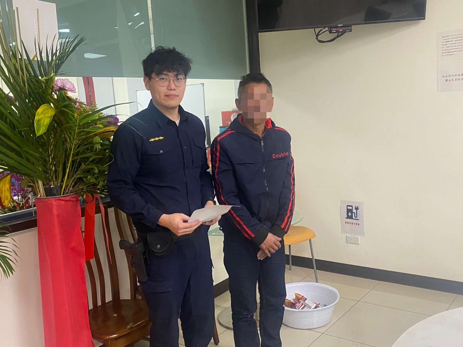 工作搬家不熟路況!泰男購物迷途街頭 楊梅警暖心伸援解驚魂