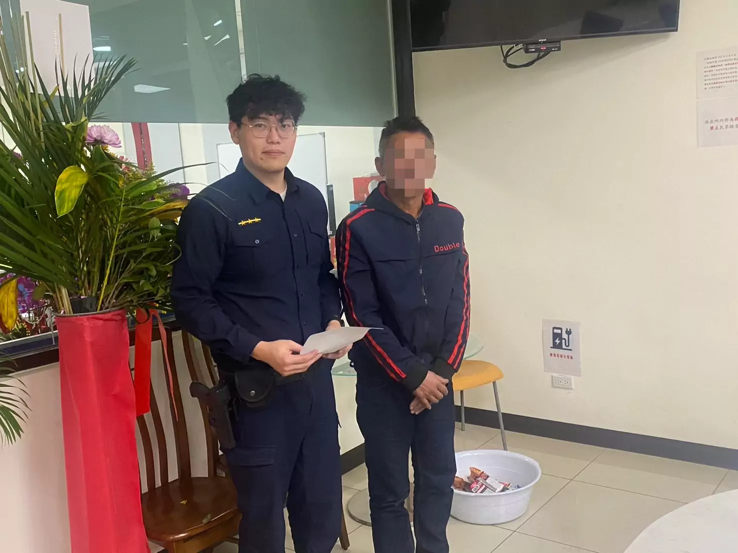 工作搬家不熟路況!泰男購物迷途街頭 楊梅警暖心伸援解驚魂 工作搬家不熟路況!泰男購物迷途街頭 楊梅警暖心伸援解驚魂