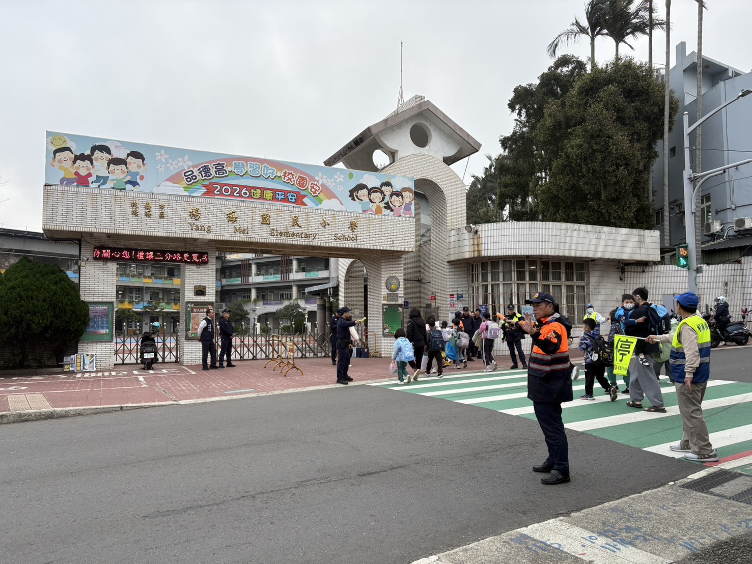 楊梅警啟動護童專案 籲行經校園周邊放慢車速 S 80732230 0