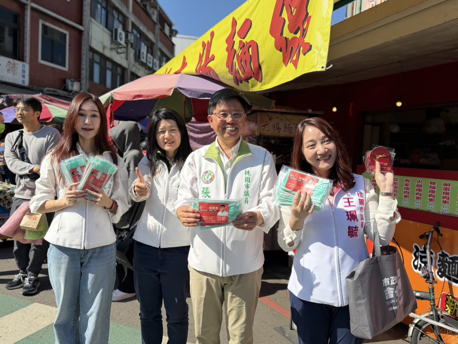 賴清德福袋加持 張肇良與同黨議員龍潭市場拜年 拚民調留議會