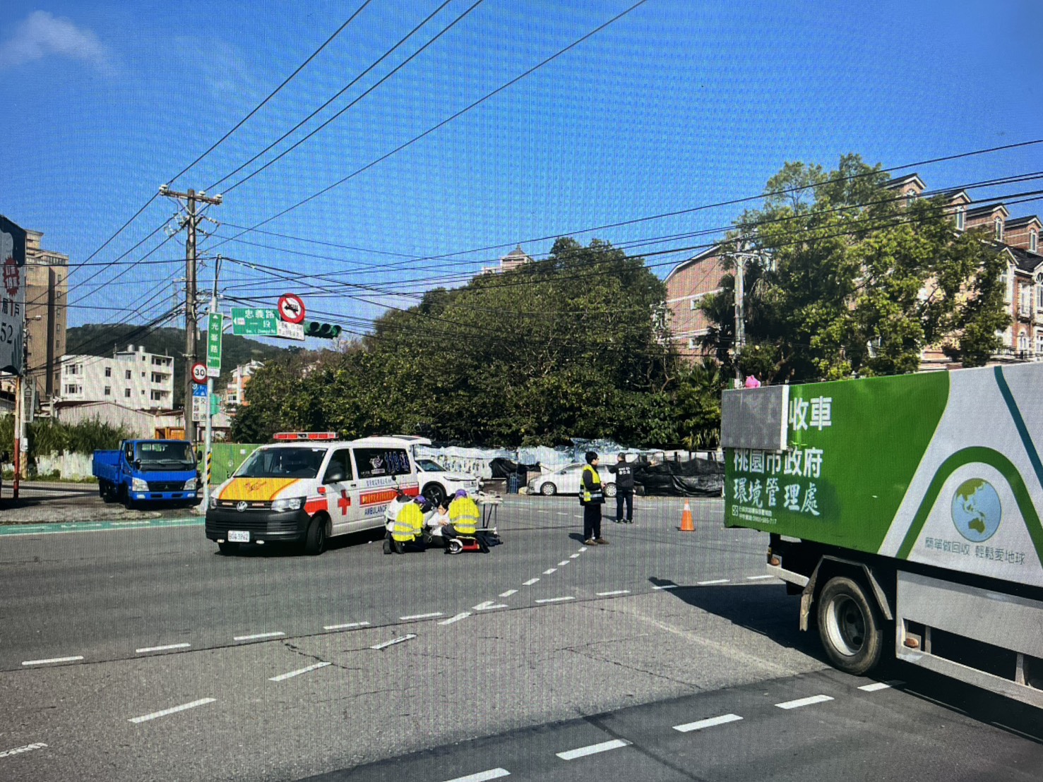 【有片】撞擊瞬間曝!桃園龜山路口驚魂 資收車、機車擦撞1人送醫 S 86016063