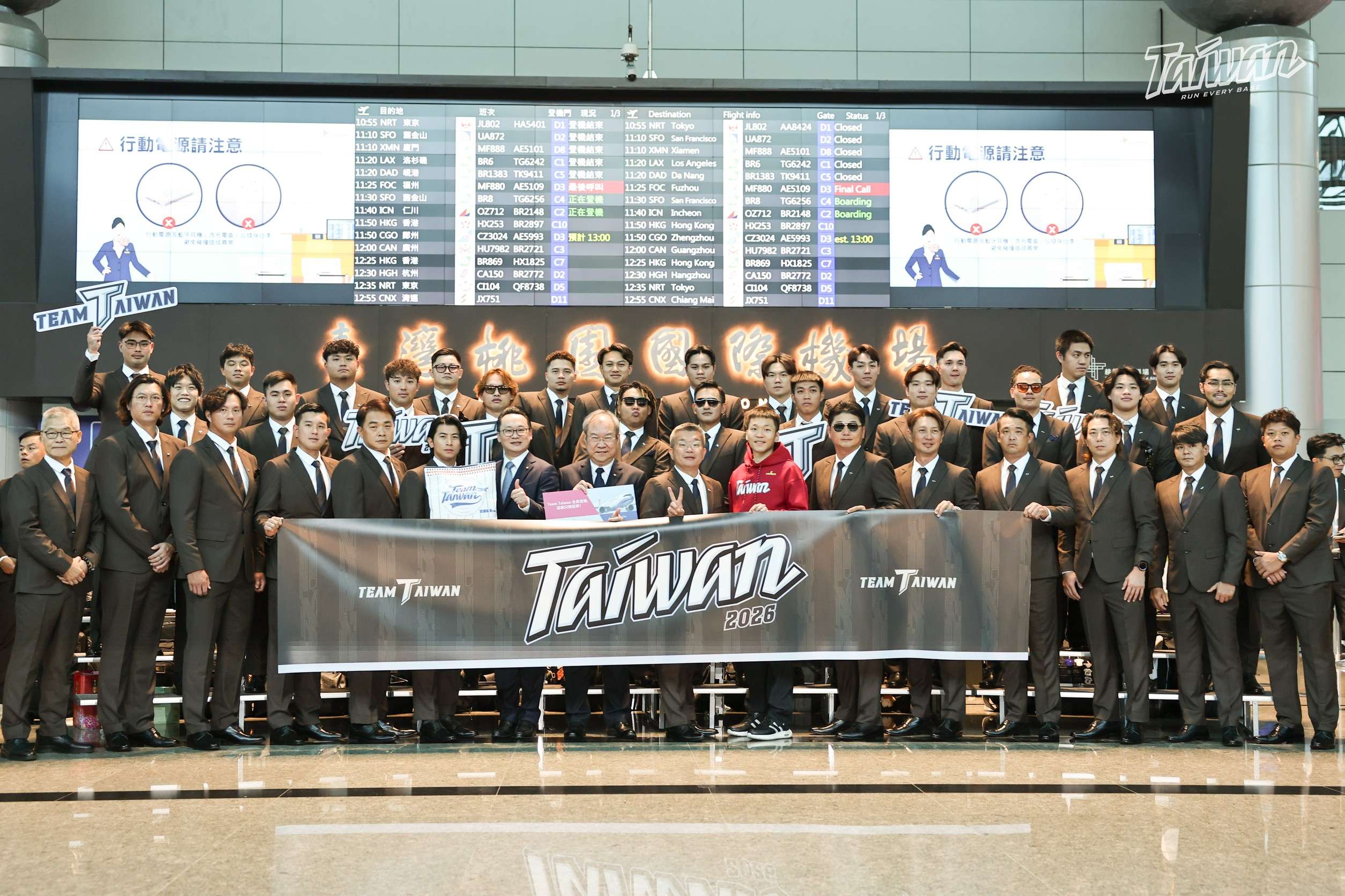 WBC經典賽國家隊啟程!陳傑憲領軍飛日本拚佳績 帥氣西裝展現氣勢