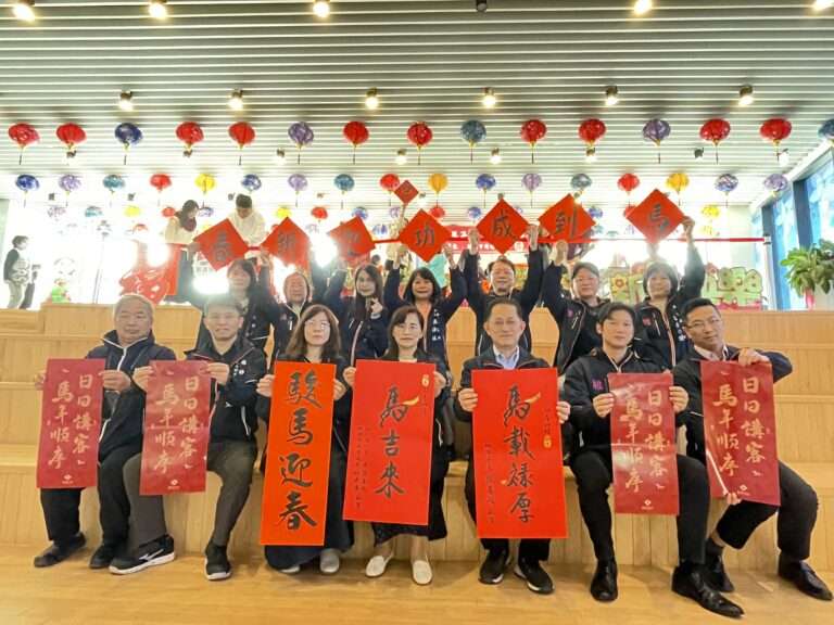 楊梅區公所傳遞新年喜氣 大師揮毫春聯免費帶回家 