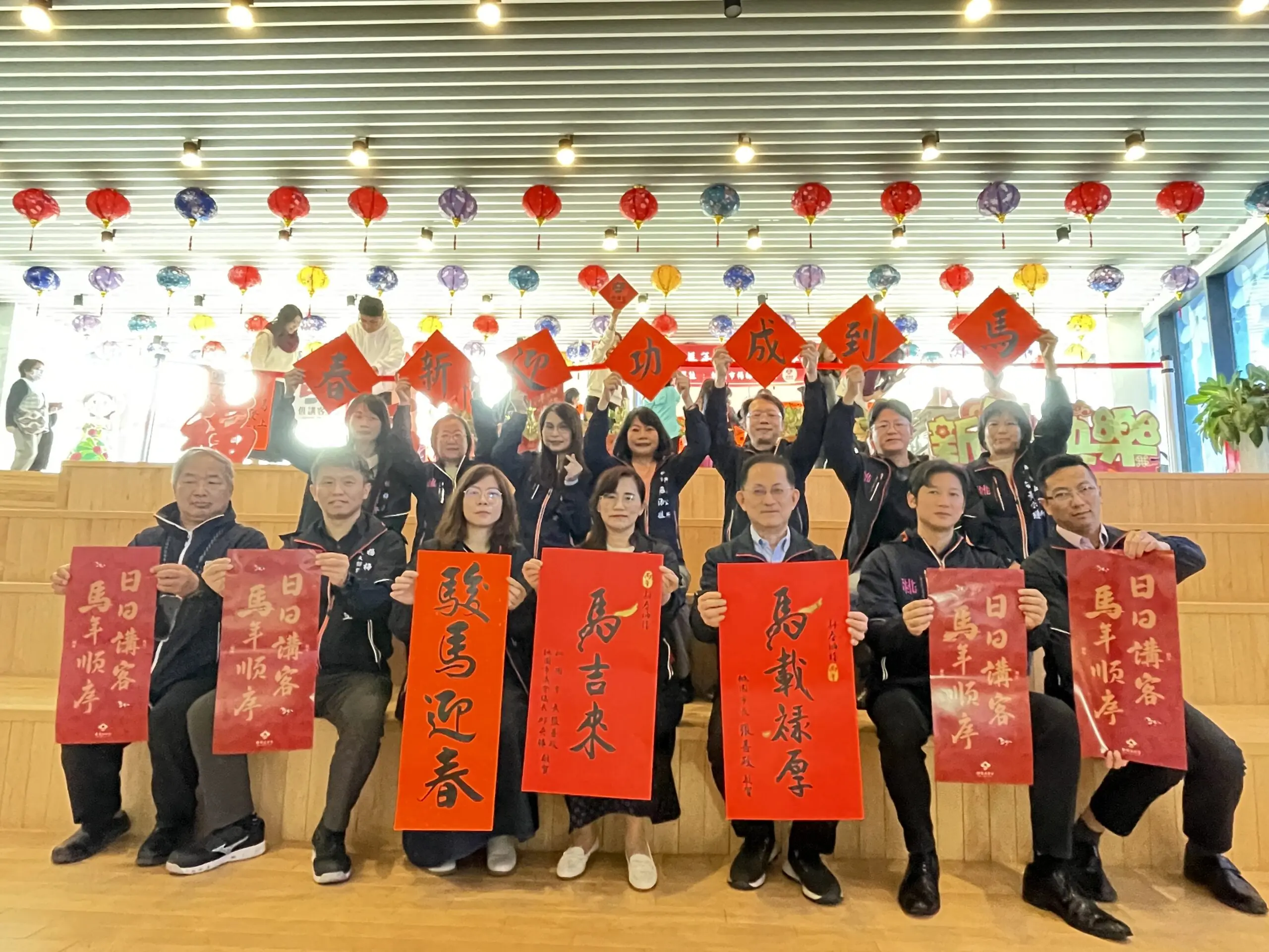 楊梅區公所傳遞新年喜氣 大師揮毫春聯免費帶回家 楊梅區公所傳遞新年喜氣 大師揮毫春聯免費帶回家